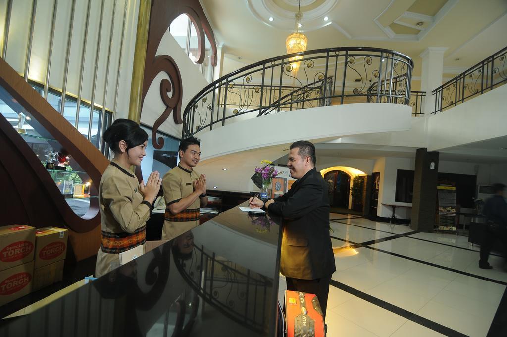 Hotel Swarna Dwipa Palembang Dış mekan fotoğraf