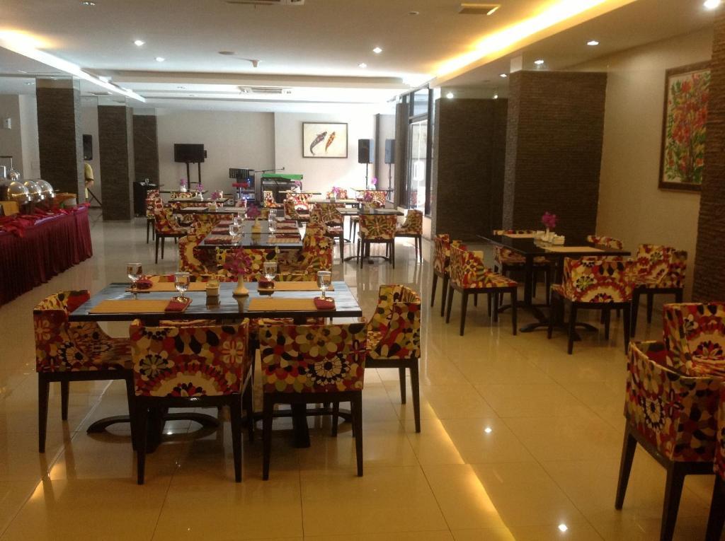 Hotel Swarna Dwipa Palembang Dış mekan fotoğraf